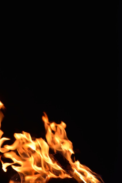 Photo conception de flammes de feu isolée sur fond noir