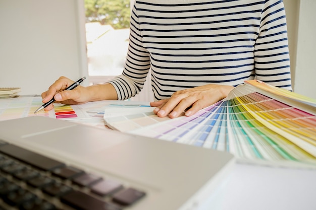 Conception graphique et échantillons de couleurs et stylos sur un bureau. Dessin architectural avec outils de travail et accessoires.