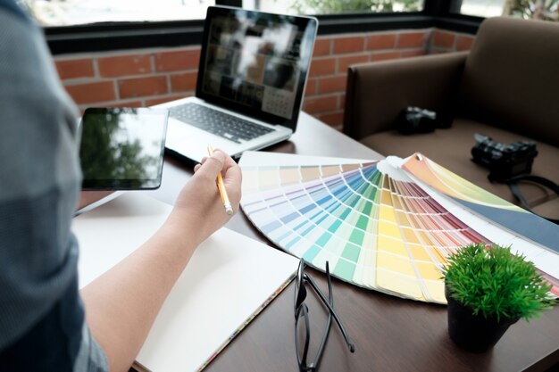 Conception graphique et échantillons de couleurs et stylos sur un bureau. Dessin architectural avec outils de travail et accessoires.