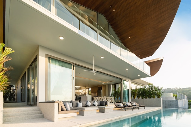 Photo conception intérieure et extérieure d'une villa de luxe avec piscine, maison et maison avec terrasse et transat
