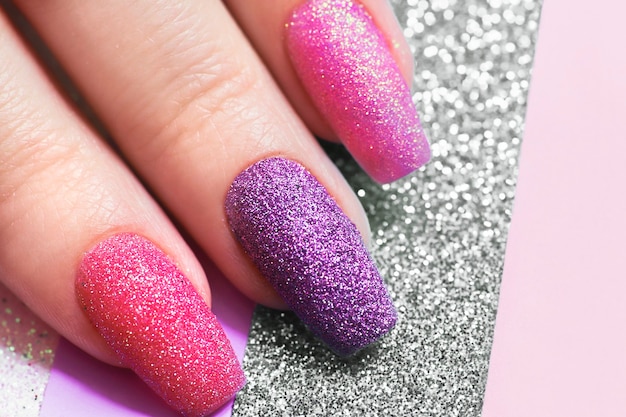 Conception sur de longs ongles de paillettes multicolores