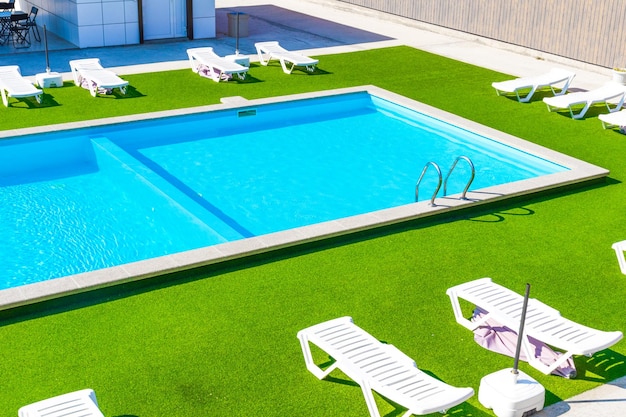 Conception de la piscine dans une résidence moderne Chaises longues pour le temps ensoleillé Vacances