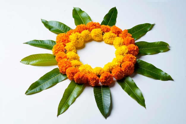 Conception de rangoli de fleur de souci pour le festival de Diwali, décoration de fleur de festival indien