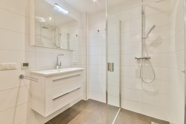 Conception d'une salle de bain moderne avec douche en verre et lavabo dans une maison moderne