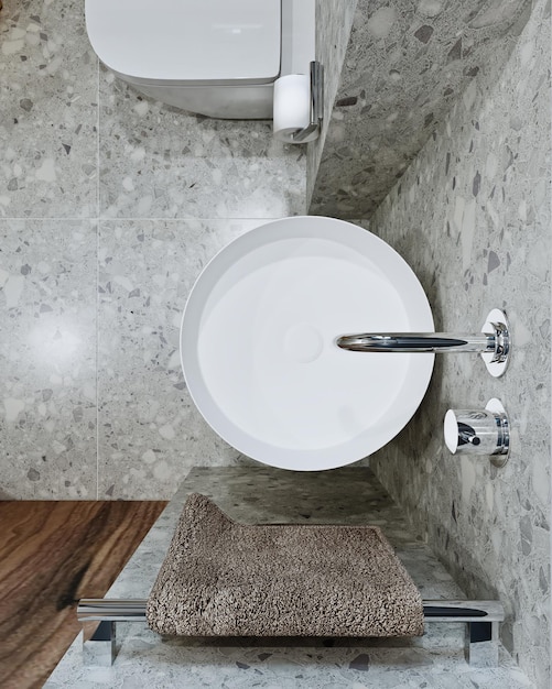 Conception de salle de bains moderne de rendu 3d avec des tuiles sous le béton et le marbre