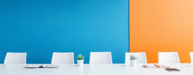 Conception de la salle de conférence avec un mur bleu et orange vibrant