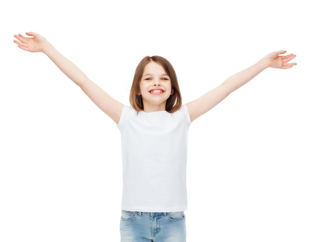 conception de t-shirt, bonheur, liberté, futur concept - adolescente souriante en t-shirt blanc vierge avec les mains levées