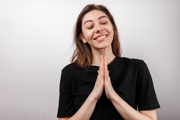 Conception de t-shirt, concept de gens heureux - femme souriante en t-shirt noir