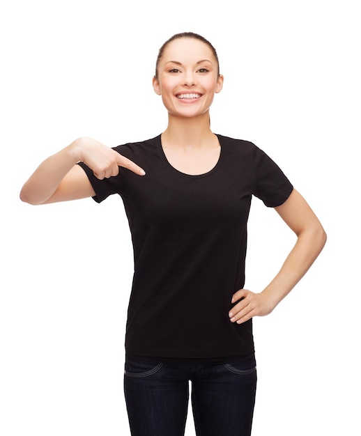 conception de t-shirt, concept de personnes heureuses - femme souriante en t-shirt noir vierge