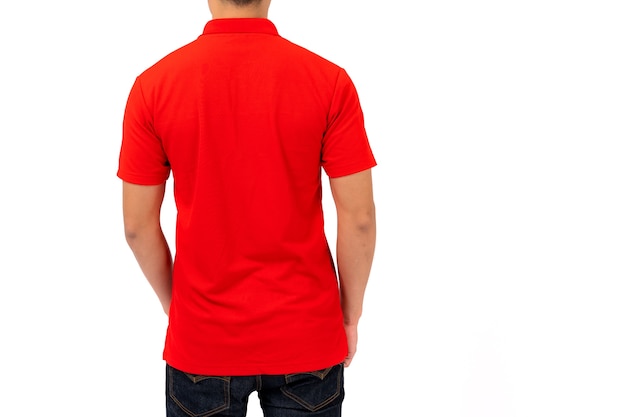 Conception de T-shirt, jeune homme en chemise rouge isolé sur fond blanc