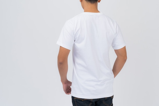 Conception de T-shirt, jeune homme en t-shirt blanc isolé sur blanc