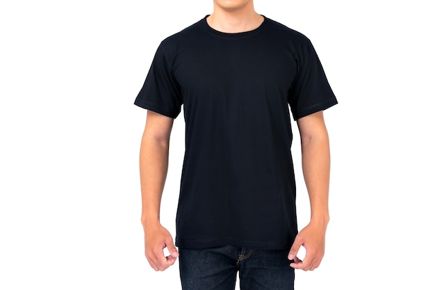 Conception de T-shirt, jeune homme en t-shirt noir isolé sur fond blanc