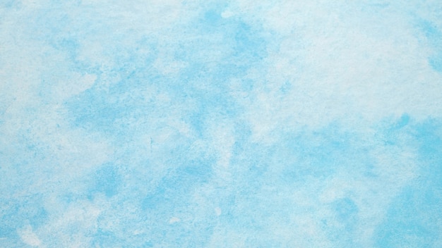 Conception texturée de peinture aquarelle bleue sur fond de papier blanc