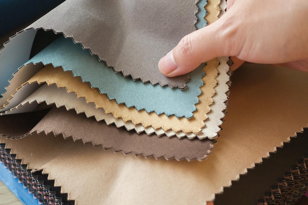 Conceptrice avec des échantillons de couleurs de tissu choisissant du textile pour les rideaux