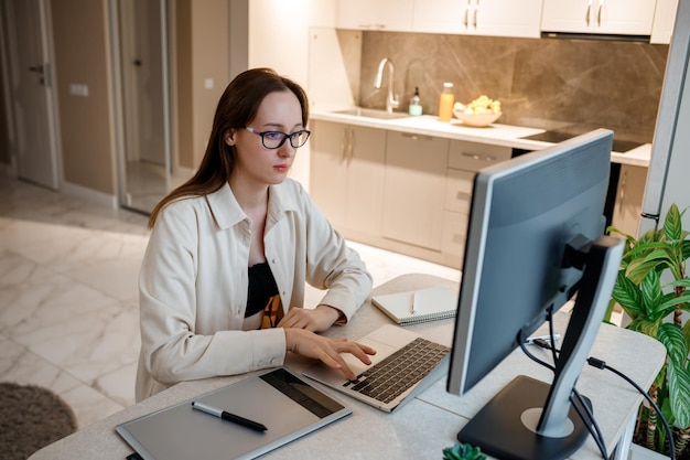 Conceptrice travaillant au bureau à domicile sur de nouvelles idées