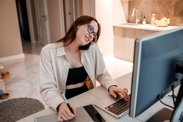 Conceptrice travaillant au bureau à domicile sur de nouvelles idées