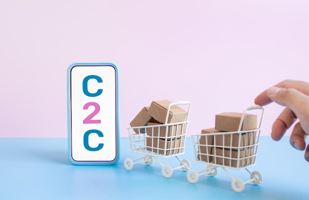 Concepts de commerce électronique ou d'achat en ligne avec c2c et smartphone et commande de boîtes de produits dans le chariot