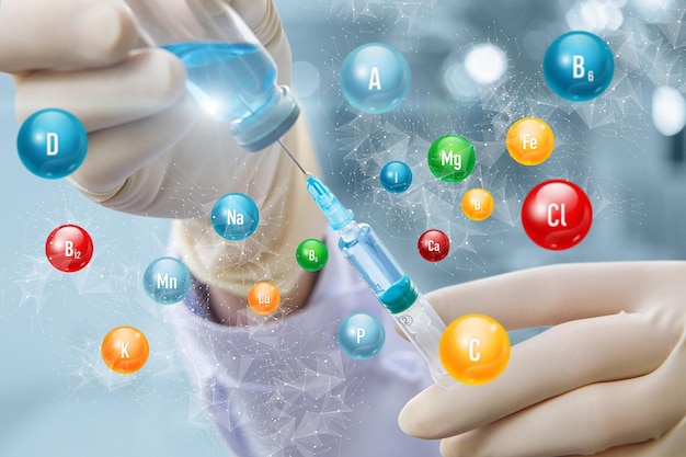 Concepts d'injection de complexes de vitamines Seringue à la main sur fond de vitamines