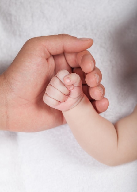 Concepts de main bébé et homme fils humain main humaine bébé blanc