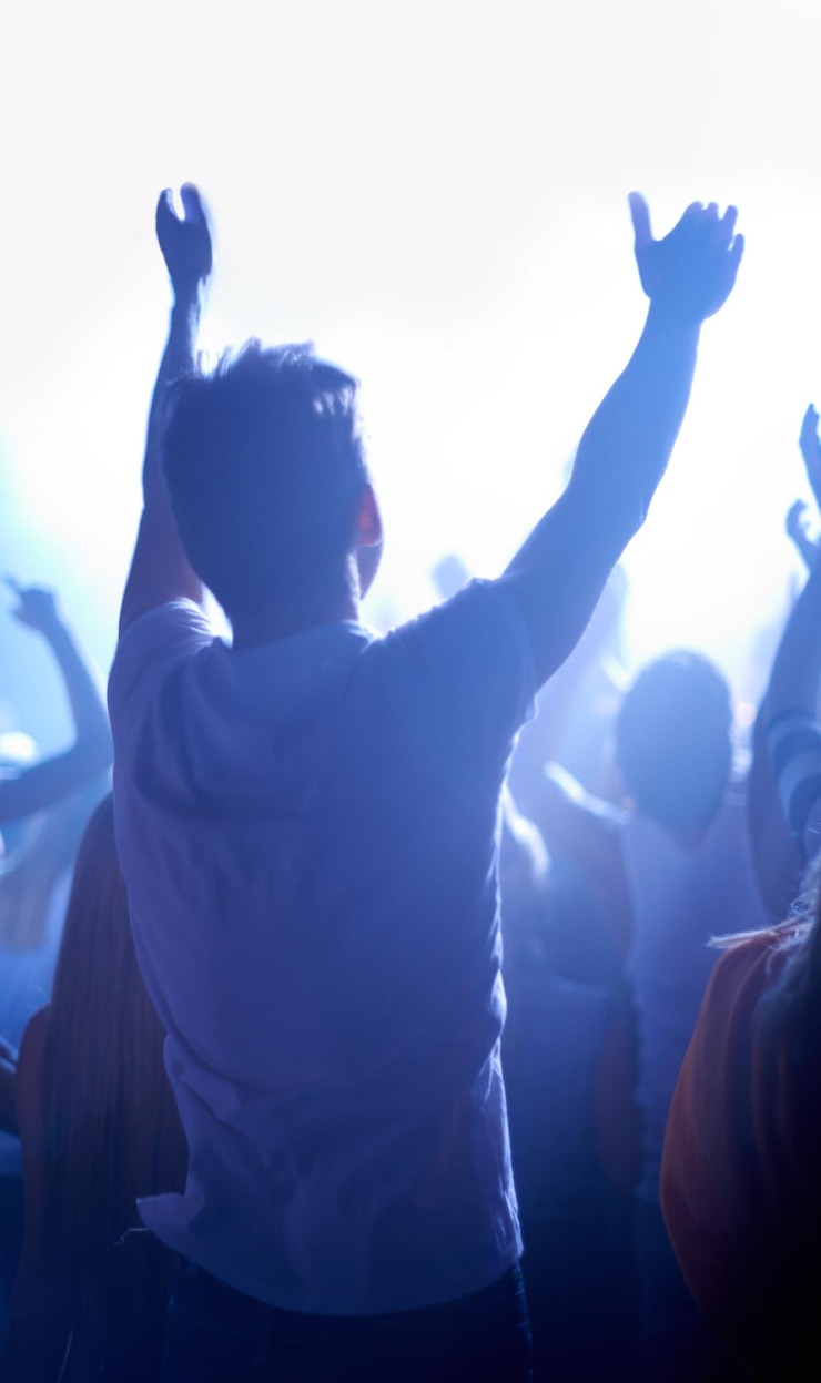 Photo concert du festival de musique et homme dans la foule de dos dansant dans les néons et l'énergie lors d'un événement en direct danse amusante et fans excités dans l'arène lors d'une performance de groupe de rock ou d'un public lors d'une soirée techno rave