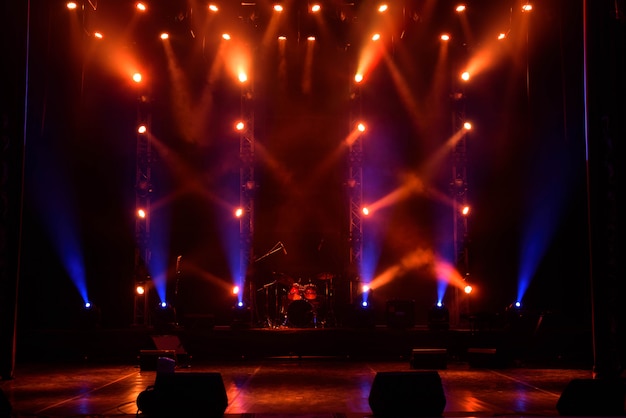 Concert spectacle de lumière, lumières colorées de la scène, spectacle de lumière au concert.