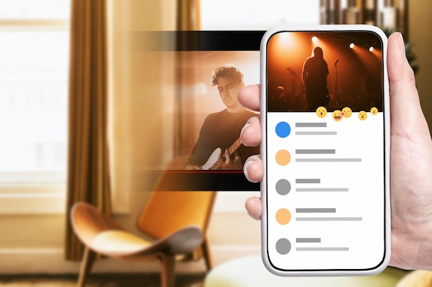 Concert en streaming en direct sur un téléphone dans la nouvelle normalité