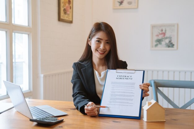 Concessionnaire assistant un client sur un bureau au bureau