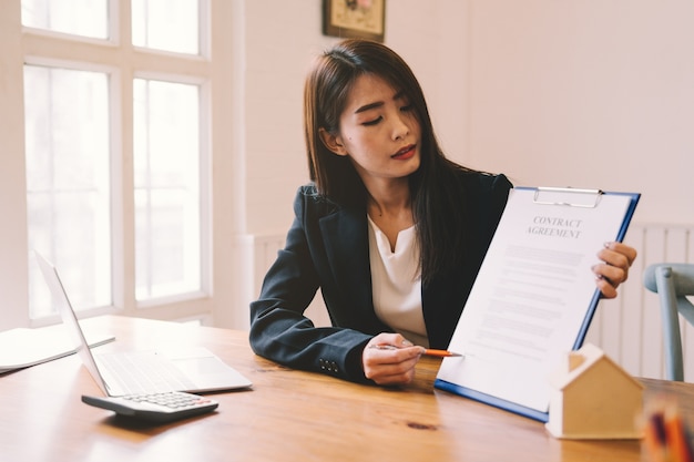 Concessionnaire assistant un client sur un bureau au bureau