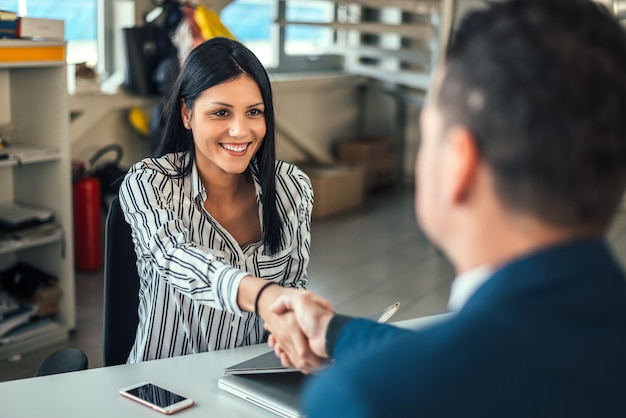 Concessionnaire automobile, serrant la main du client.