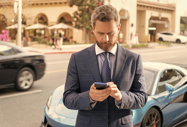 Concessionnaire De Location De Voiture Bavardant Au Téléphone En Plein Air