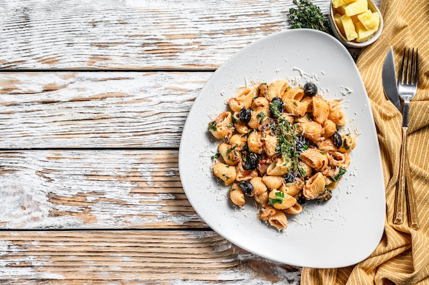 Conchiglie rigate pâtes italiennes à la tomate, olives, câpres, anchois