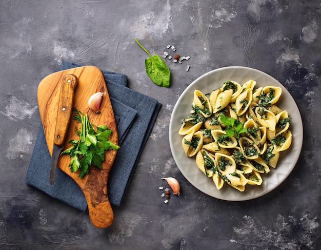 Conchiglioni aux épinards à la sauce crémeuse