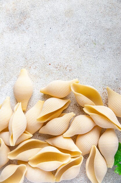 Conchiglioni pâtes crues coquillages royaux prêts à cuire ingrédient repas sain collation alimentaire