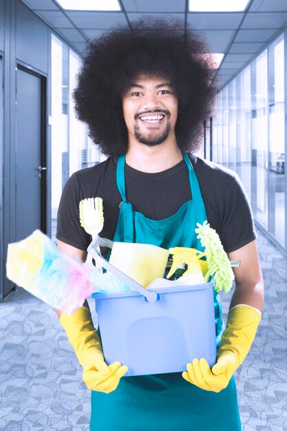 Photo le concierge afro se tient dans le couloir du bureau.