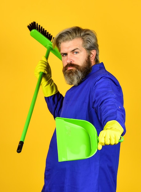 Concierge professionnel Hipster barbu uniforme bleu avec balai Jardinier homme de service de nettoyage Enlèvement des ordures Jour de nettoyage Agence de nettoyage Ouvrier avec brosse Matériel de nettoyage Occupation de triage