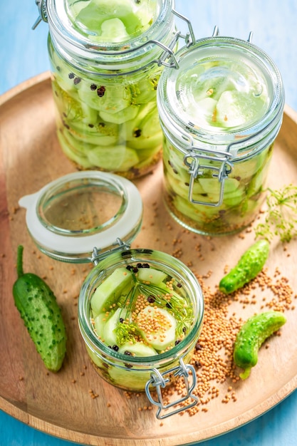 Concombre en conserve fait maison avec aneth et piment de la Jamaïque