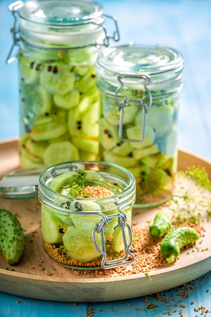 Concombre en conserve fait maison dans un bocal avec des herbes