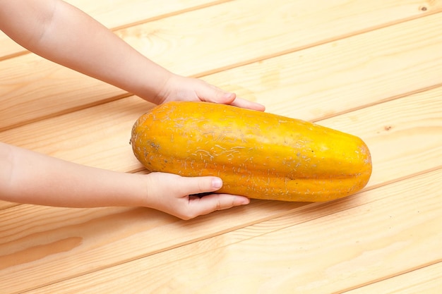 Un concombre envahi d'une teinte jaune sur un fond de bois