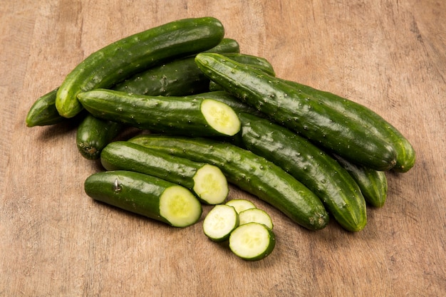 Concombre frais sur la table en bois. Légume frais.