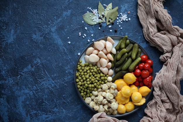 Concombres, ail, champignons, tomates, pois verts, patissons, champignons