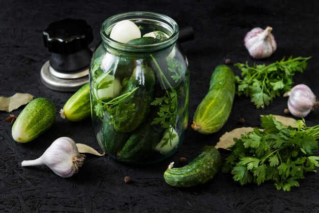 Concombres et ail dans un bocal en verre