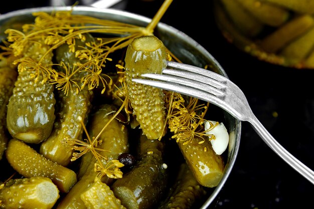 Concombres en conserve dans une casserole en métal.