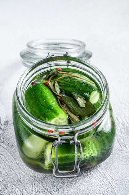 Concombres de cornichons verts dans un bocal en verre. Produit naturel