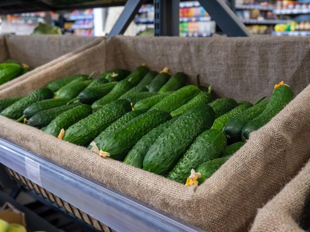 Concombres dans un panier dans une épicerie