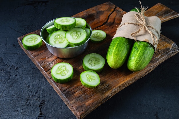 Des concombres frais dans la cuisine.