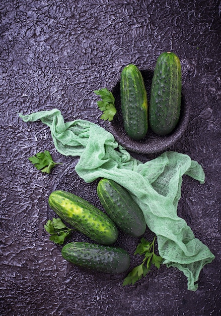 Concombres frais sur fond de béton