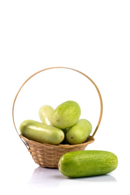 Concombres frais isolés sur mur blanc