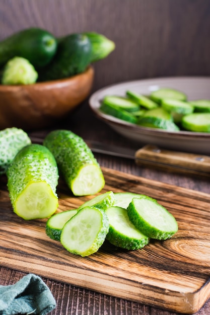 Concombres frais tranchés sur une planche à découper sur la table Aliments diététiques biologiques Vue verticale