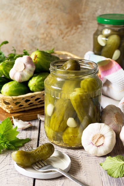 Concombres marinés à l'ail en pots