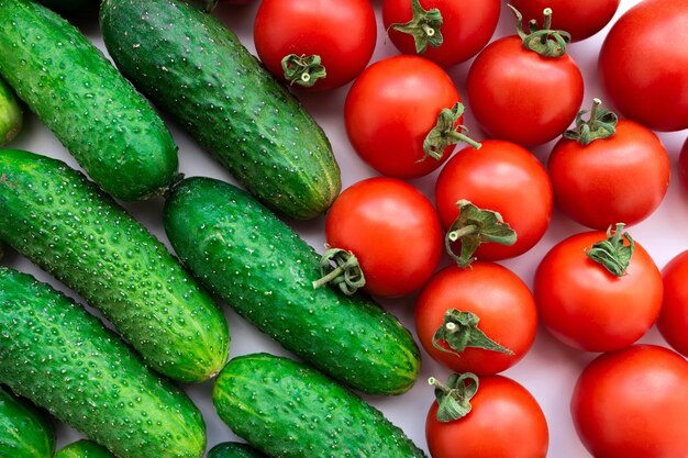 Concombres et tomates frais sur la table Produits naturels de légumes biologiques Vue d'en haut